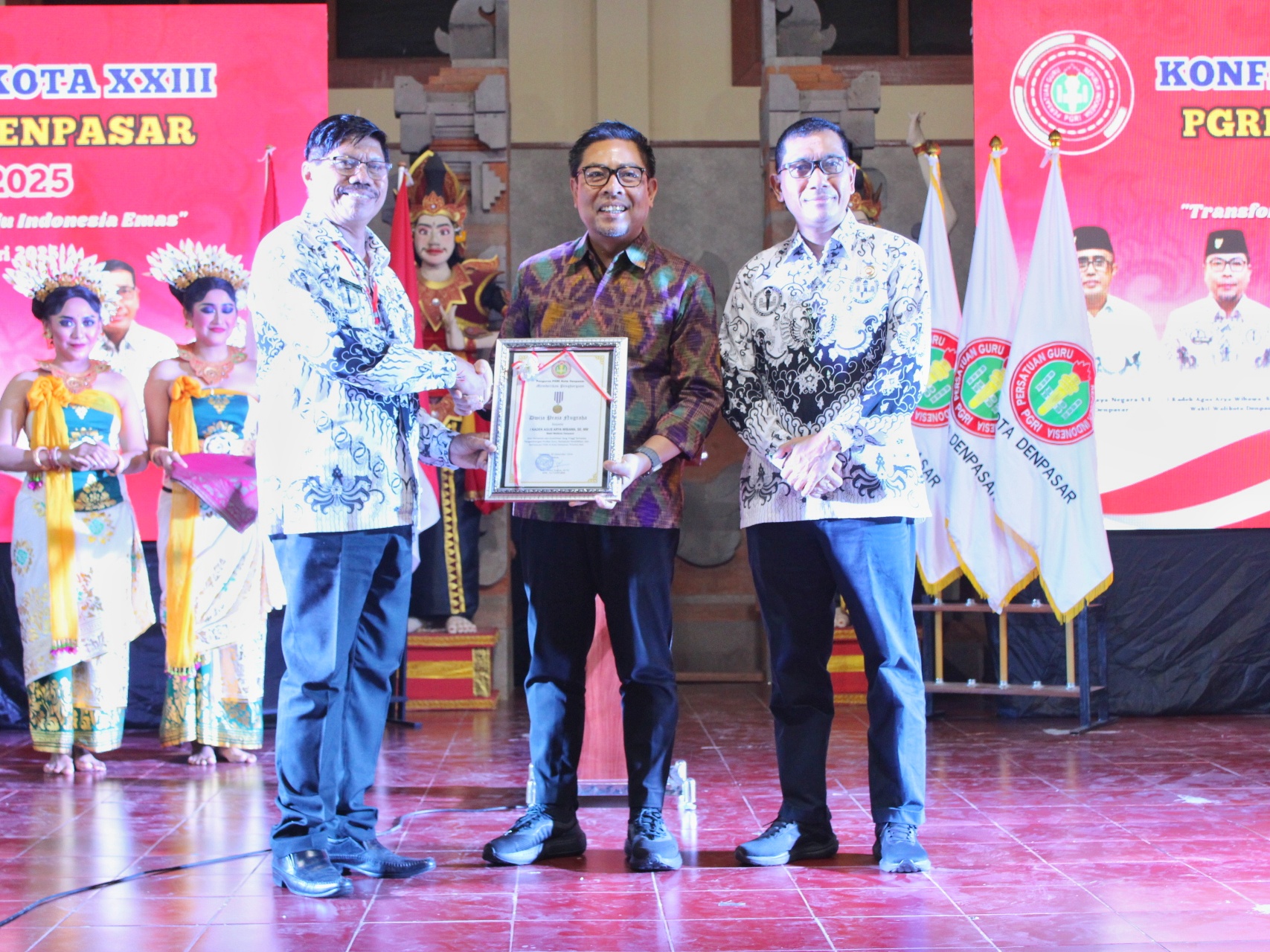 Wawali Arya Wibawa Buka Konferensi Kota PGRI Denpasar Masa Bhakti XXIII, Juga Dianugrahi Penghargaan Dwija Praja Nugraha Atas Komitmen Kemajuan Pendidikan