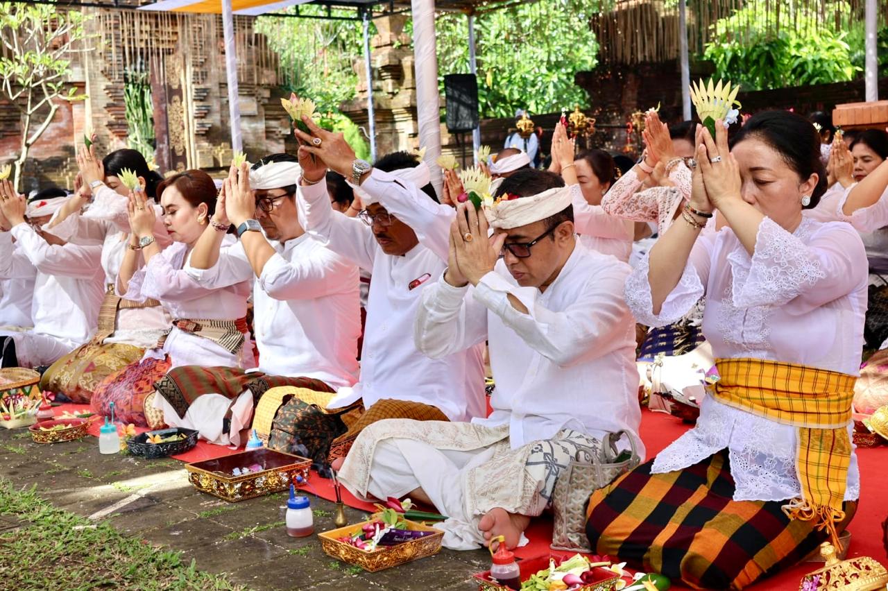Walikota Jaya Negara dan Wawali Arya Wibawa Hadiri Pujawali Pura Agung Lokanatha Denpasar.