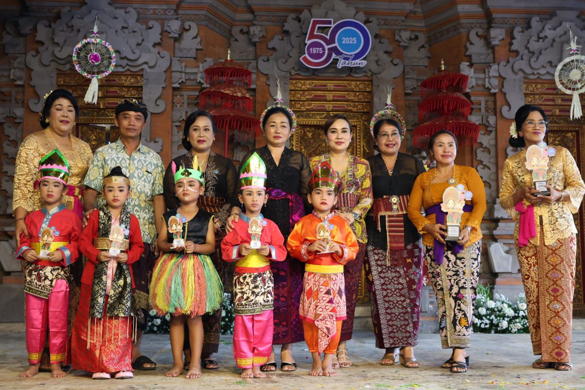 Bunda PAUD Ny. Antari Jaya Negara Hadiri Puncak HUT ke 50 TK Dharma Putra Banjar Kedaton Sumerta.