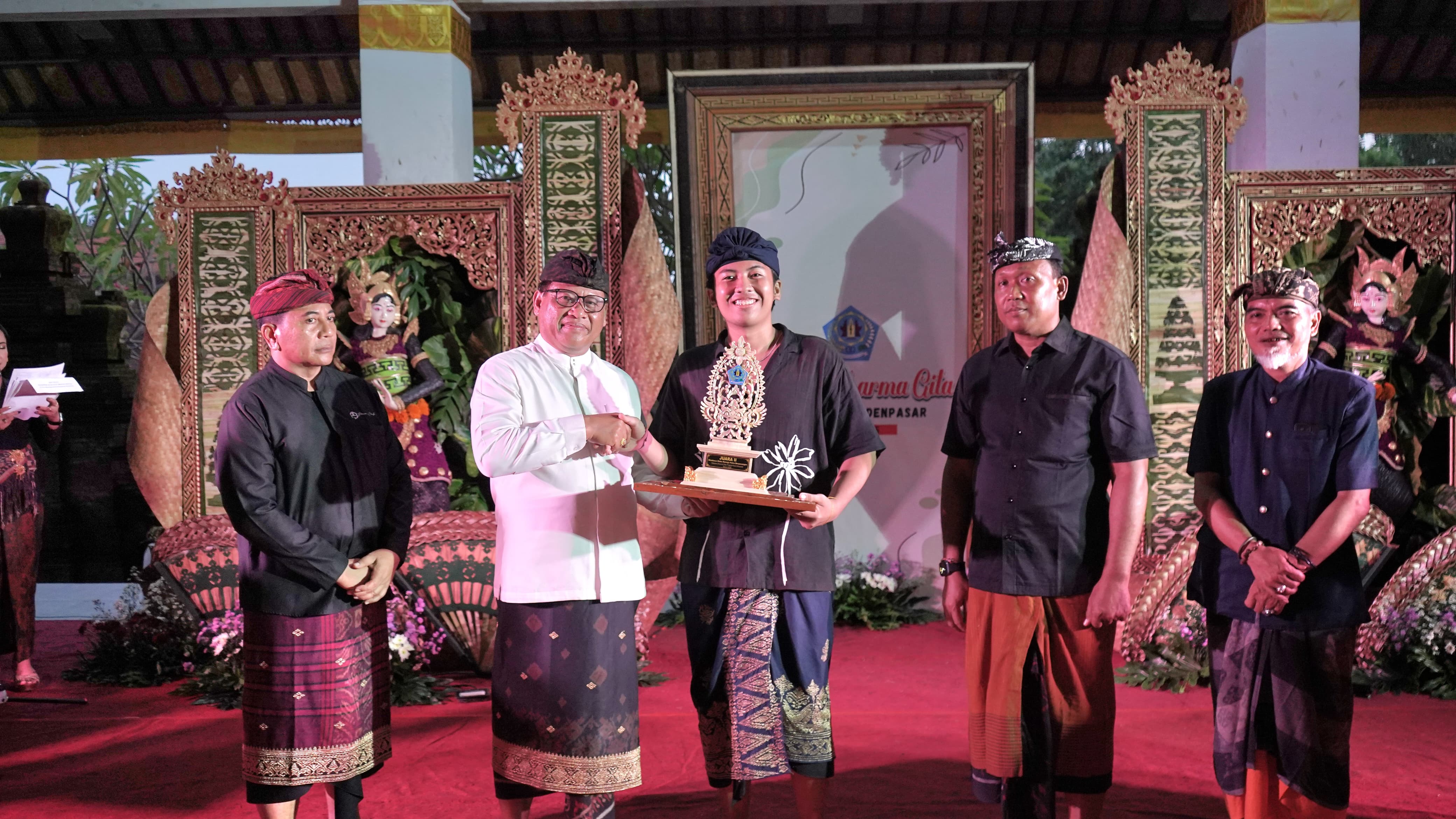 Tutup Gelaran UDG dan Bulan Bahasa Bali Kota Denpasar Tahun 2025 Sekda Alit Wiradana Serahkan Piala Juara Lomba