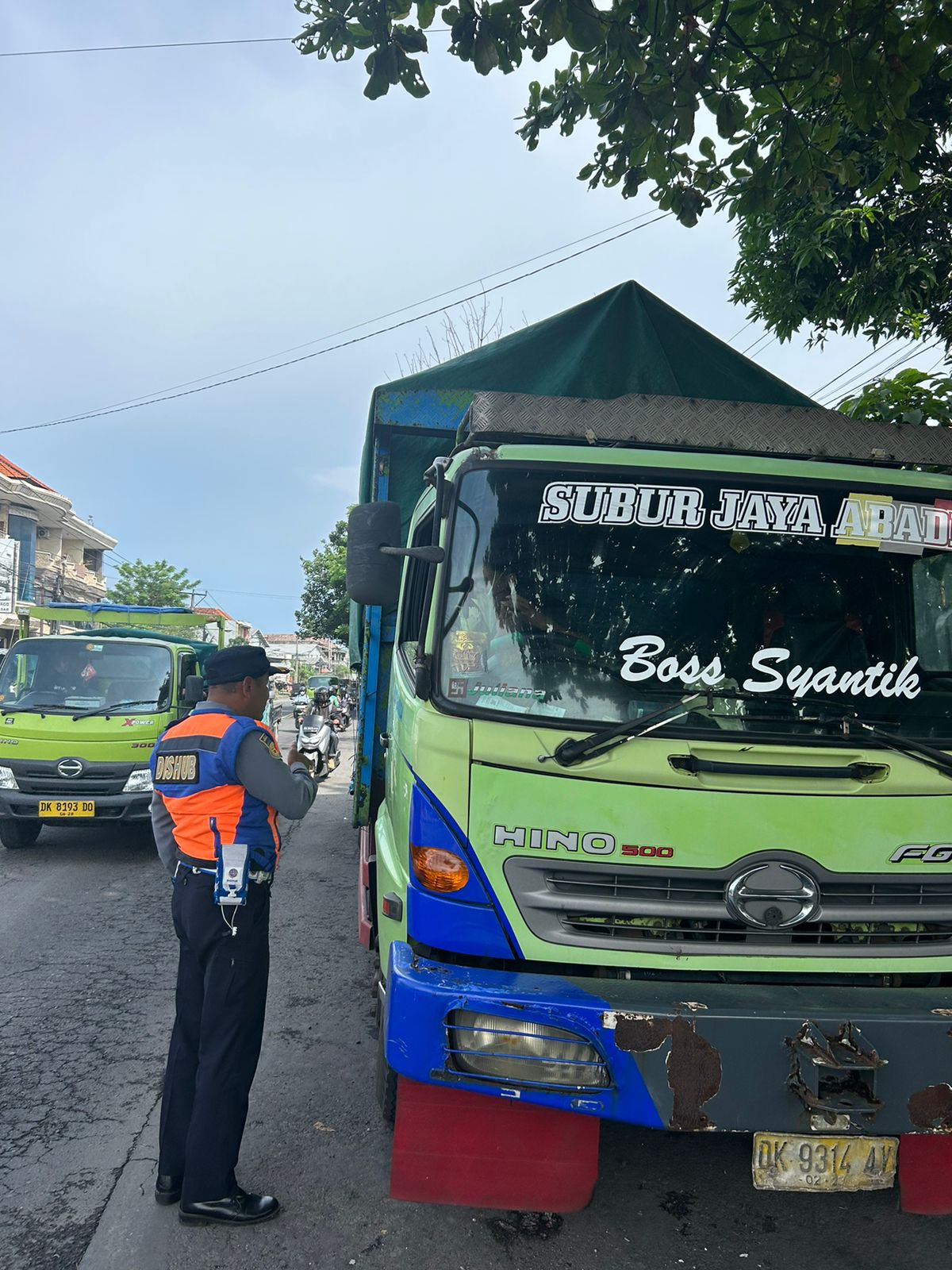Dishub Denpasar Kembali Tertibkan Truk Parkir Sembarangan di Kawasan Jalan Cargo