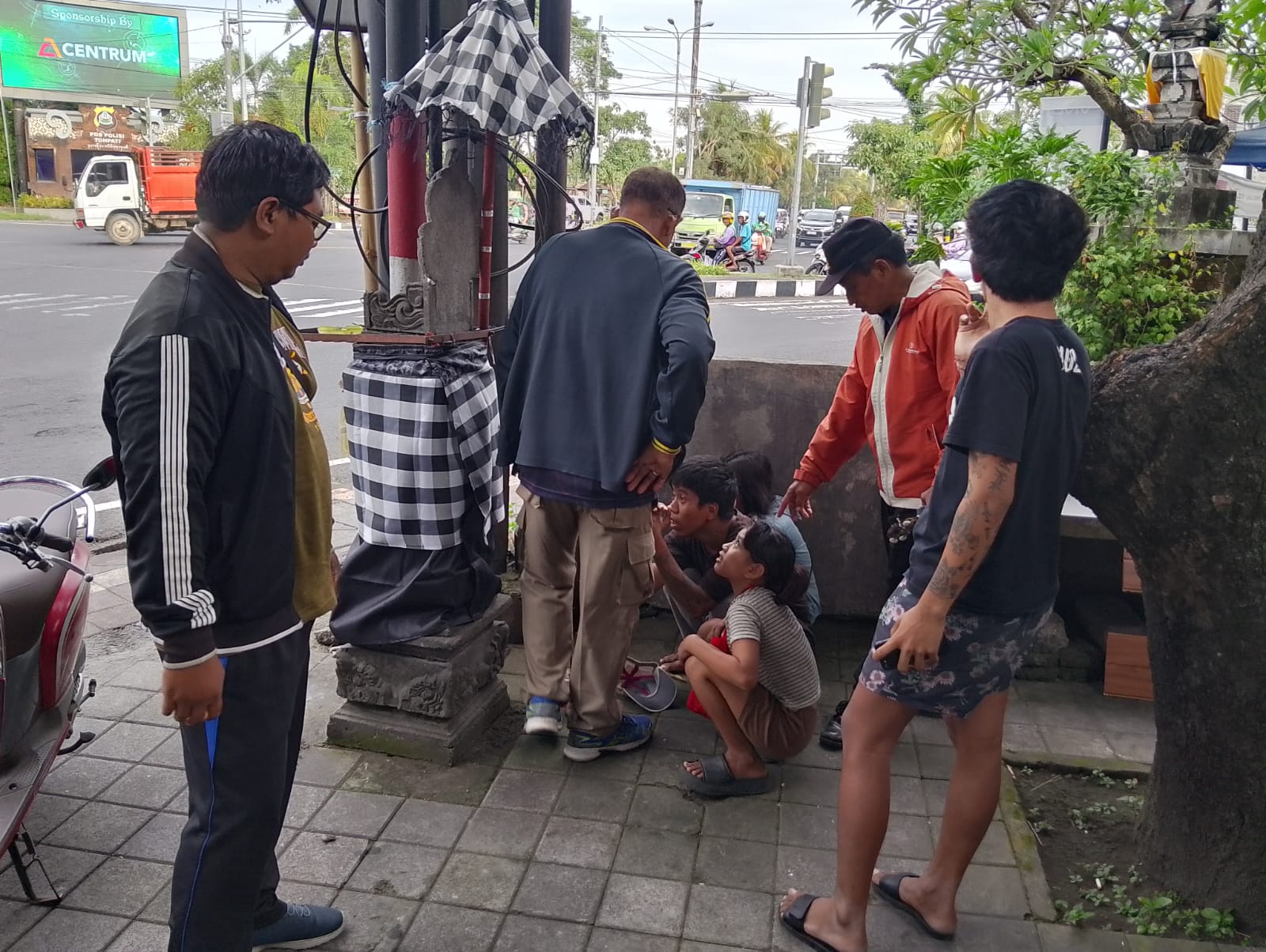 Sat Pol PP Denpasar Tertibkan 4 Gepeng di Traffic Light Simpang Tohpati.