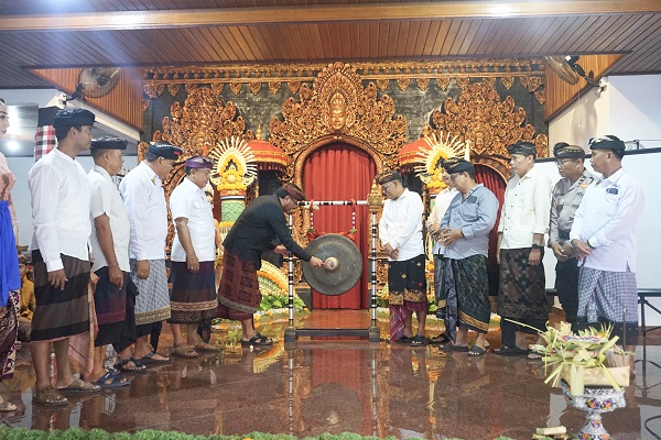 Serangkaian Bulan Bakti Gotong Royong LPM Padangsambian Klod Sekda Alit Wiradana Buka Lomba Megender Berpasangan 