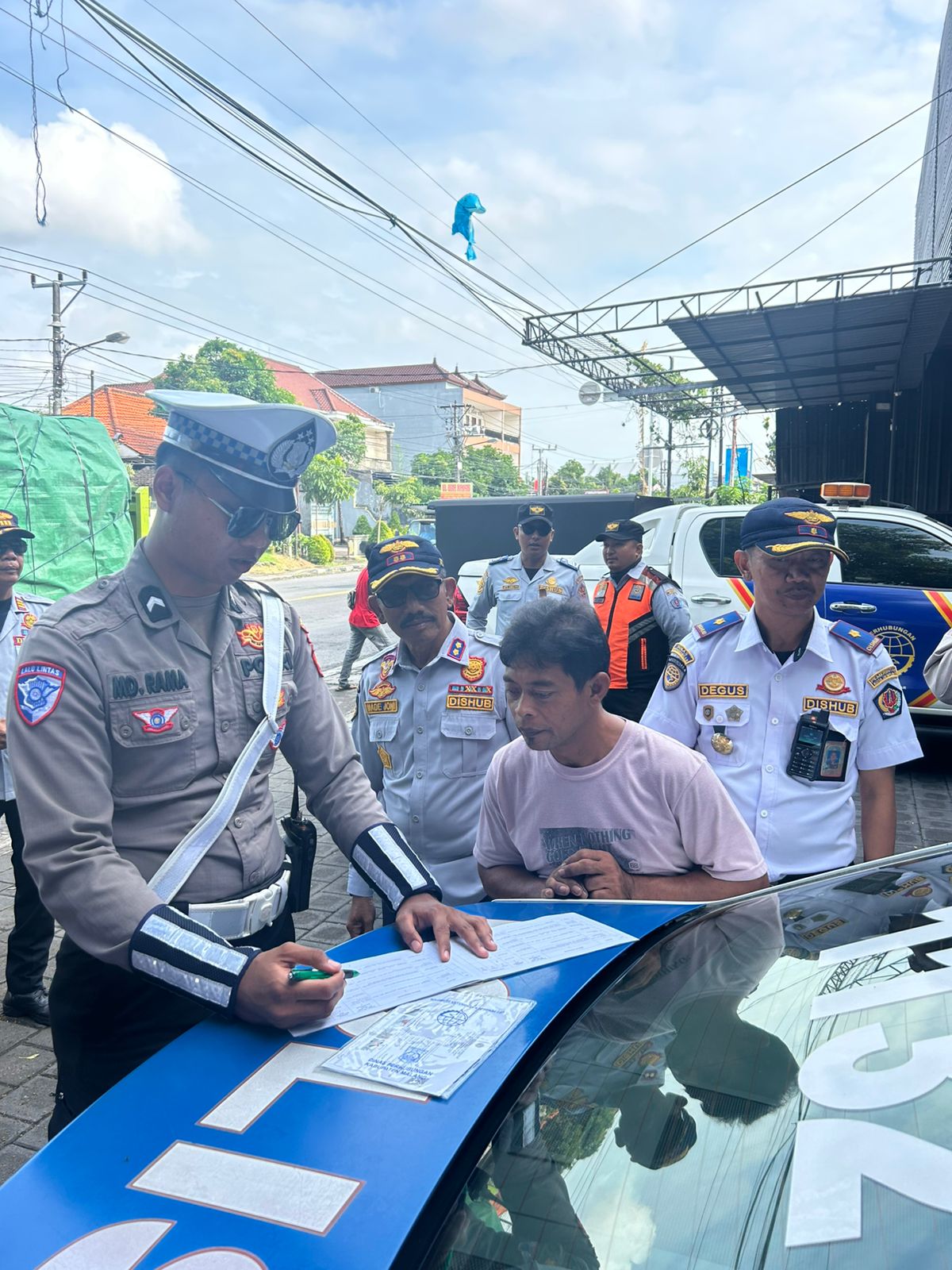 Membandel, Dishub Denpasar Kembali Tertibkan Truck Parkir di Jalan Cargo