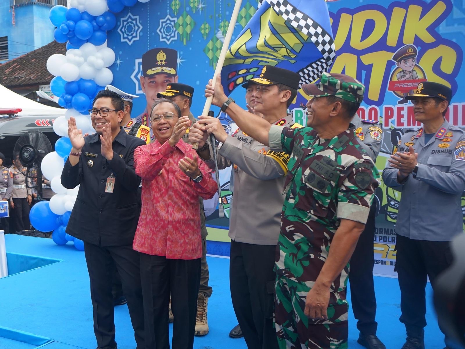 Wawali Arya Wibawa Hadiri Pelepasan Mudik Gratis Polda Bali 2025