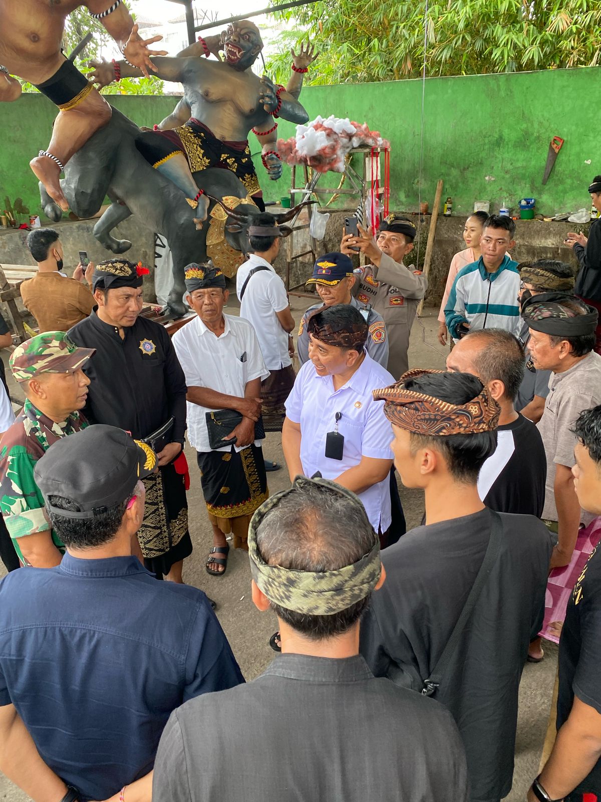 Jaga Kondusifitas Malam Pangerupukan Nyepi Caka 1947 di Kota Denpasar Sekda Denpasar Pimpin Tim Pengawasan Sosilaisasi Perda dan Perwali ke STT dan Kelompok Pemuda