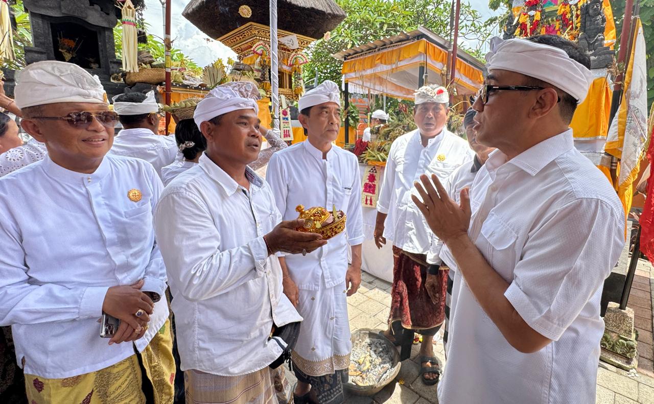 Walikota Jaya Negara Hadiri Upakara Melaspas, Mupuk Pedagingan dan Pujawali di Pura Taman Sari, Bendesa Manik Mas