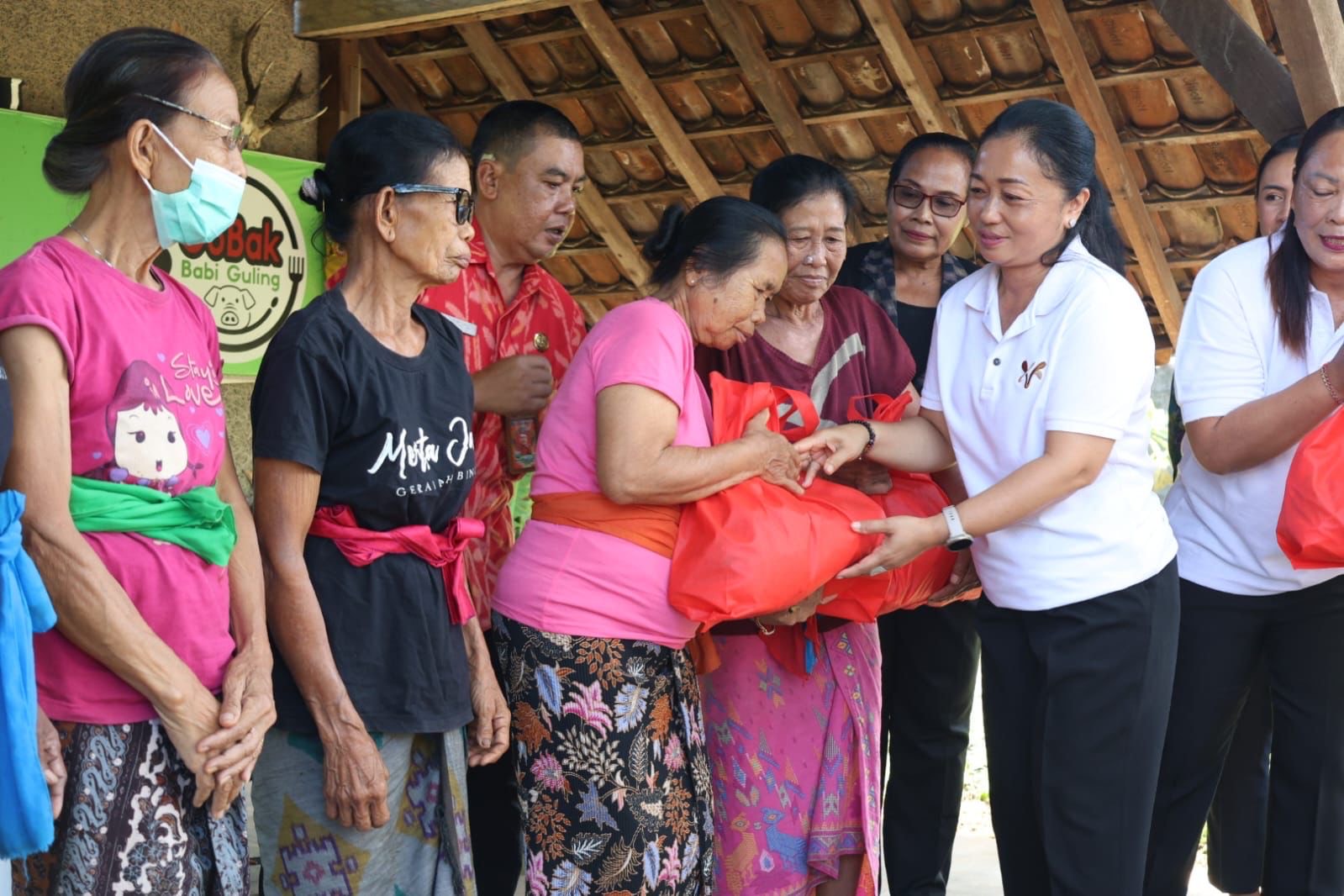 Ny. Sagung Antari Jaya Negara Serahkan Bantuan Sembako Kepada Wanita Gerabah Binoh Kaja di Desa Ubung Kaja