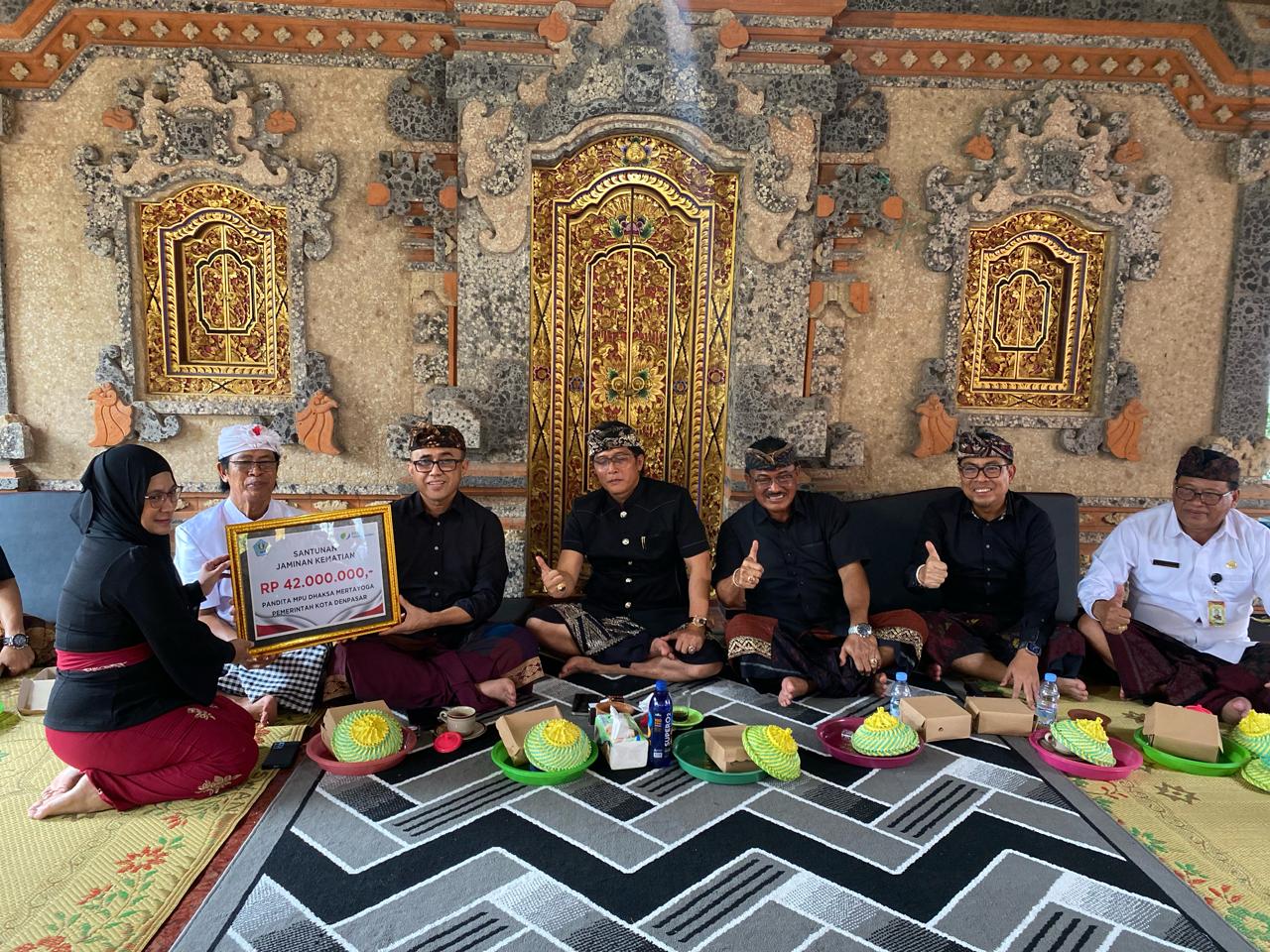 Walikota Jaya Negara Serahkan Jaminan Kematian Untuk Pandita Nabe Dhaksa Mertha Yoga.