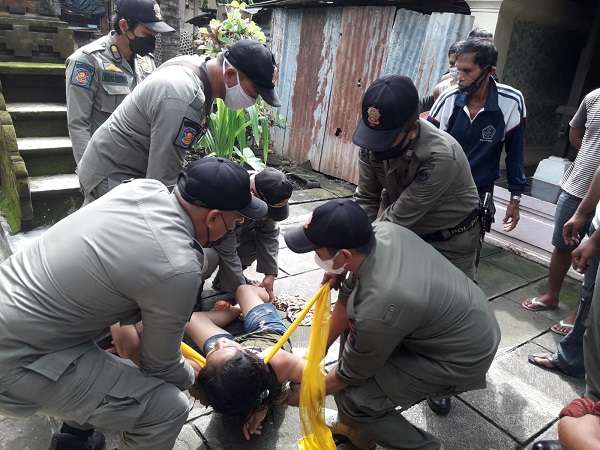 Tim Yustisi Denpasar Amankan 2 ODGJ dan Bina 3 Orang Pelanggar Prokes