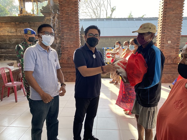 Bersinergi Dengan Karang Taruna Denpasar Wawali Arya Wibawa Serahkan 400 Paket Sembako Di Desa Padangsambian Kaja