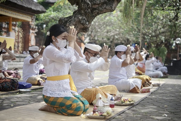 Prokes Ketat, Jaya Negara Hadiri Persembahyangan Saraswati di Pura Jagatnatha Harapkan Sekolah Tatap Muka Bisa Segera Terialisasikan