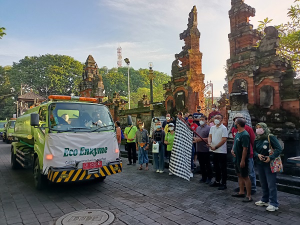 Walikota Jaya Negara Lepas Penyemprotan Eco Enzyme Keseluruh Wilayah Kota Denpasar