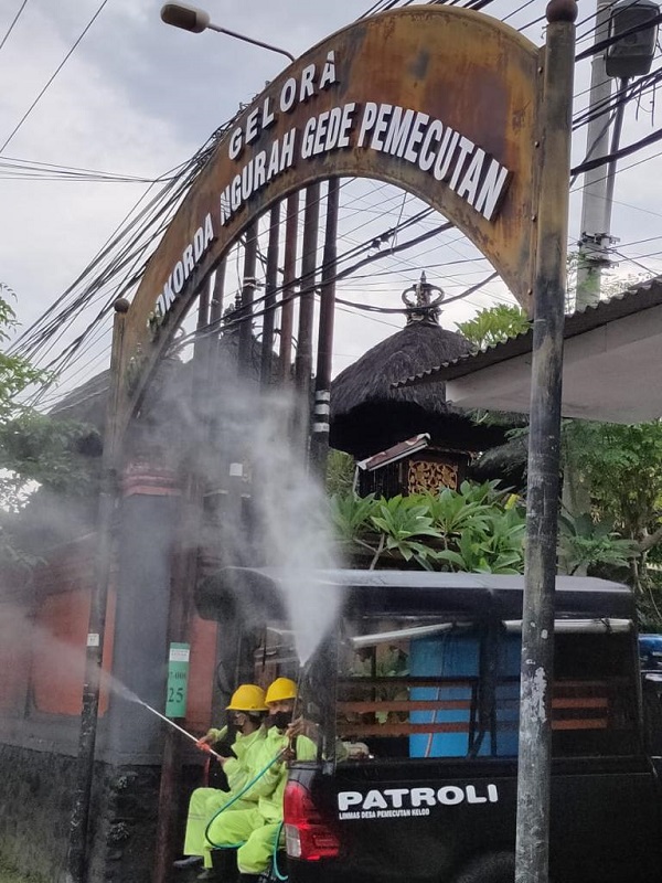 Cegah Penyebaran Covid-19, Desa Pemecutan Kelod Gelar Penyemprotan Disinfektan
