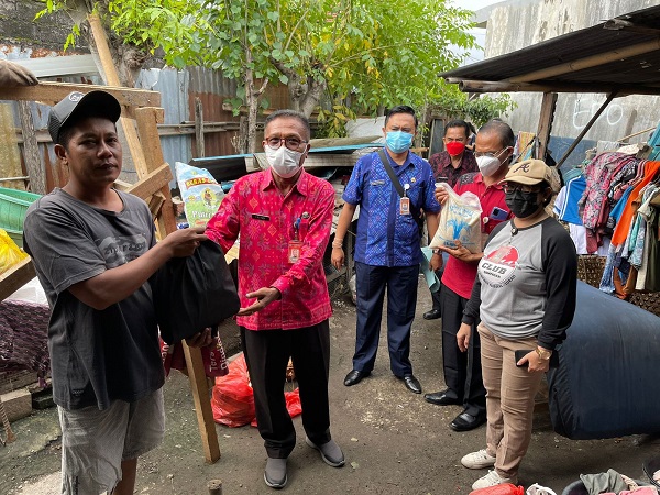 Dinas Sosial Kota Denpasar, Serahkan Bantuan Sembako Kepada Korban Angin Kencang