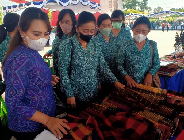 Ketua TP PKK Kota Denpasar Hadiri Pasar Rakyat Harapkan Dapat Membangkitkan Ekonomi Rakyat 