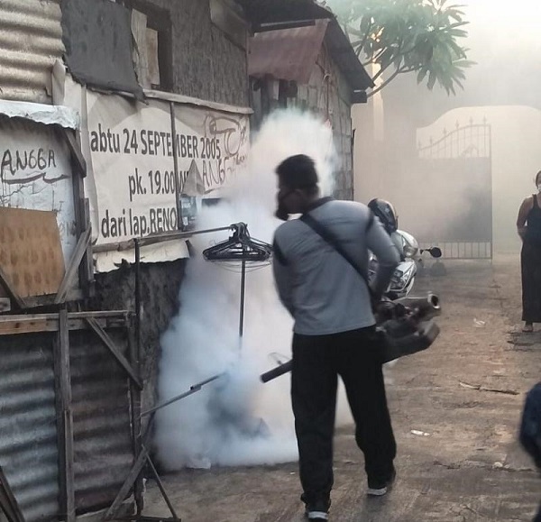 Cegah Penularan DBD, Desa Pemecutan Kelod Lakukan Fogging