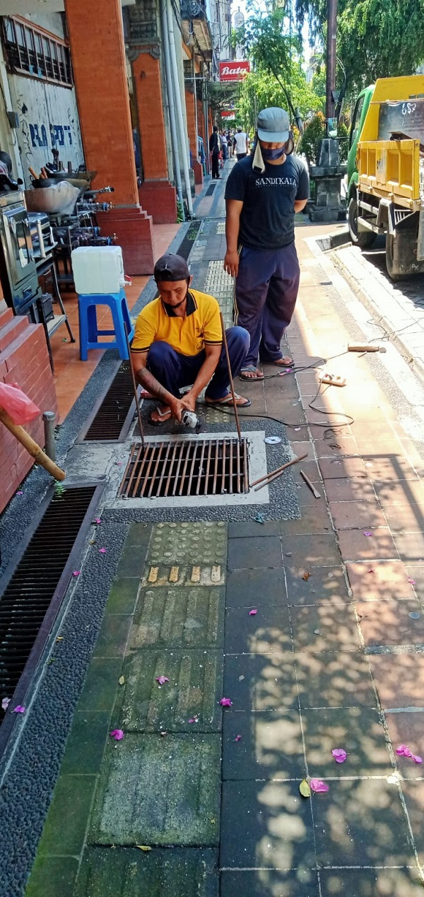 DPUPR Kota Denpasar Perbaiki Trotoar Rusak