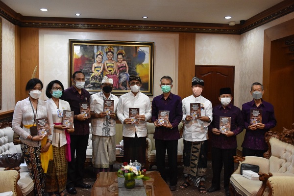 Walikota Jaya Negara Terima Buku ‘Menakar Potensi Kerawanan Konflik Agama’