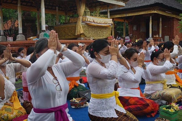 Awali Kegiatan, TP PKK Denpasar Bersama WHDI Kota Denpasar Lakukan Persembahyangan Bersama Di Pura Agung Lokanatha Lumintang