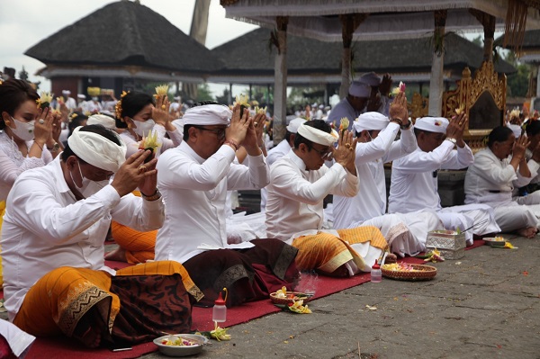 Pemkot Denpasar Ngaturang Bhakti Penganyar di Pura Agung Besakih