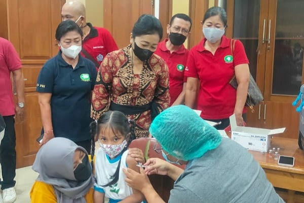 Ketua TP PKK Denpasar Tinjau Pelaksanaan Vaksinasi Untuk Anak Usia 6-11 Tahun