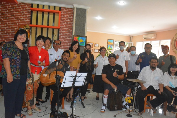 Ny. Ayu Kristi Arya Wibawa Saksikan PT PLN UID Bali Menyerahkan Bantuan TJSL